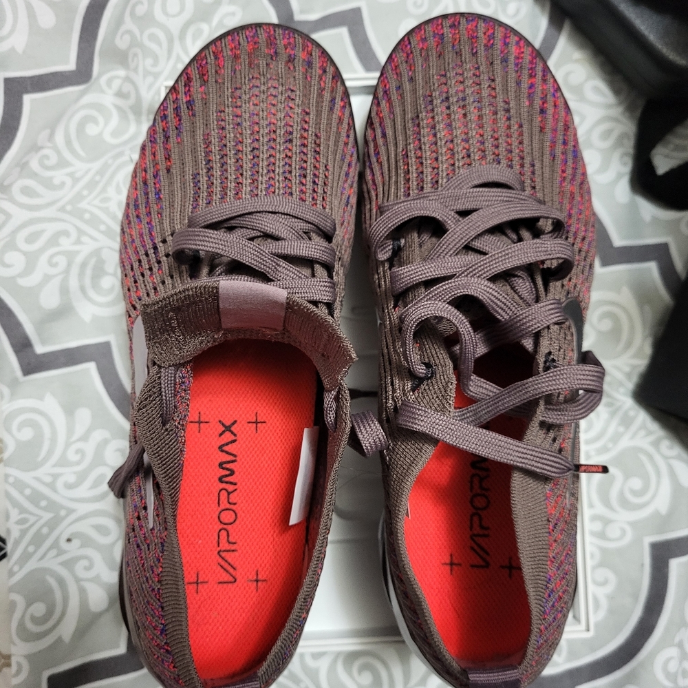 Nike vapormax women's sneakers limited edition color brand new